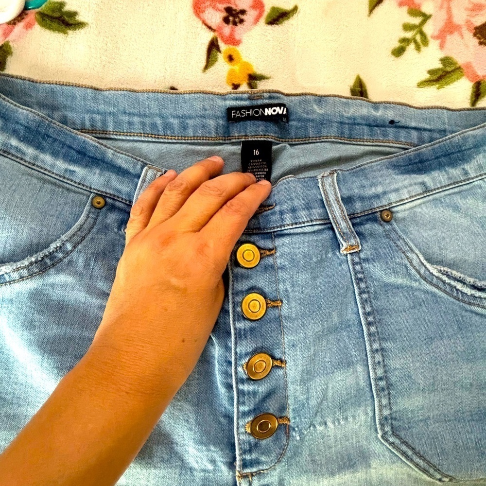 NWOT Fashion Nova Button fly Jeans - Picture 2 of 4